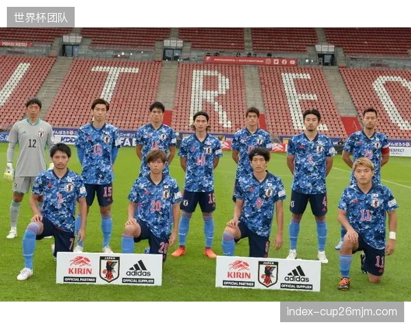 日本队的整体区域移动是其联防核心，守田英正与远藤航的中场组合将承担主要的补位任务。